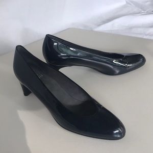 Stuart Weitzman navy patent leather heels